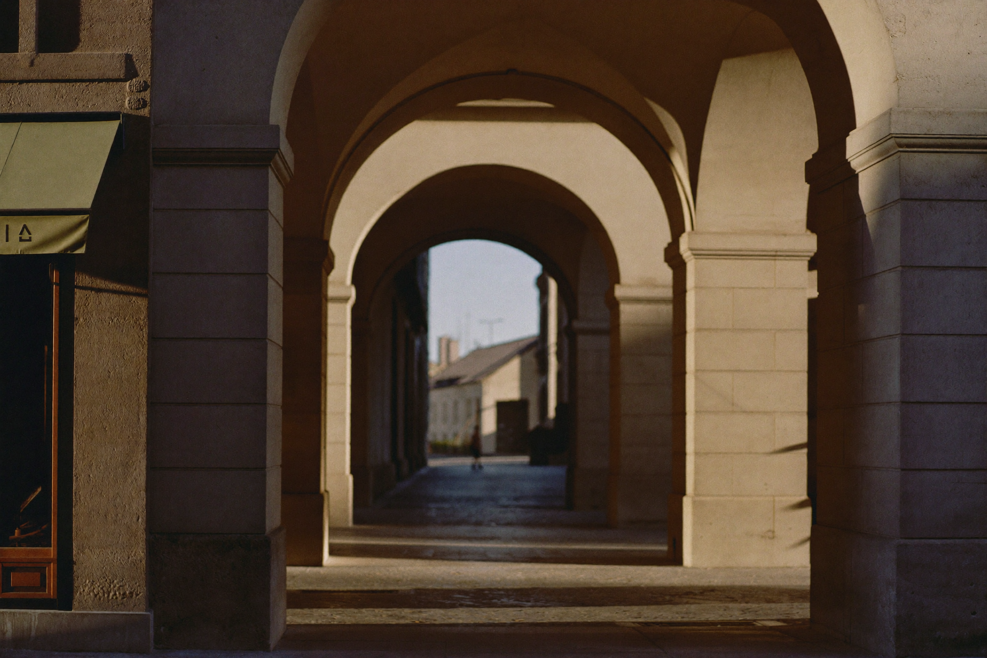 Historische Arkaden der Berner Altstadt im weichen Morgenlicht